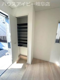【玄関】 | 羽島市竹鼻町新築建売全3棟！竹鼻駅まで徒歩8分！暮らしやすい環境整っております♪お車スペース4台可能 | 羽島市竹鼻町新築建売全3棟！竹鼻駅まで徒歩8分！暮らしやすい環境整っております♪お車スペース4台可能