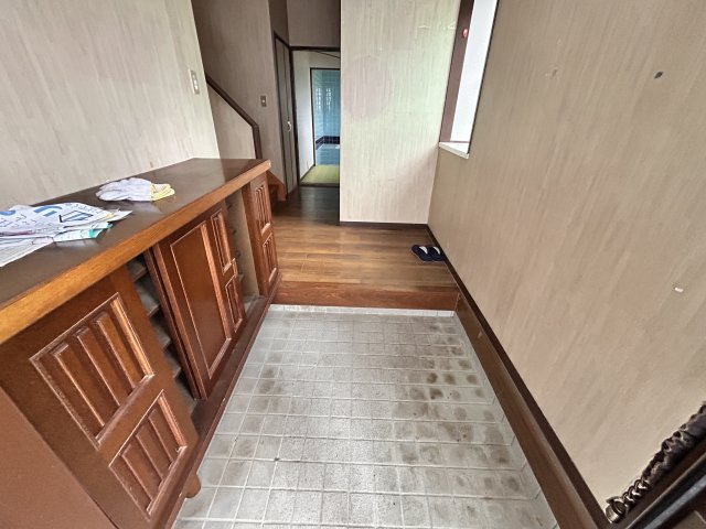 【玄関】 | 【中古住宅】古川福沼 | 玄関収納はそのまま利用されても味がありますね。