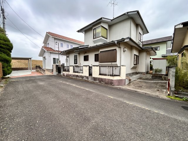 【外観】 | 【中古住宅】古川福沼 | 道路も広く車の駐車がしやすいです。