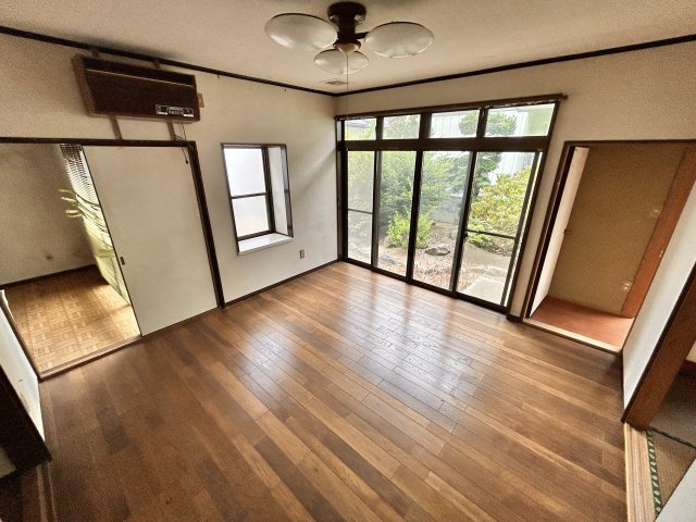 【居間・リビング】 | 【中古住宅】古川福沼 | キッチンや和室も繋がっているから、広くスペースでくつろげます。