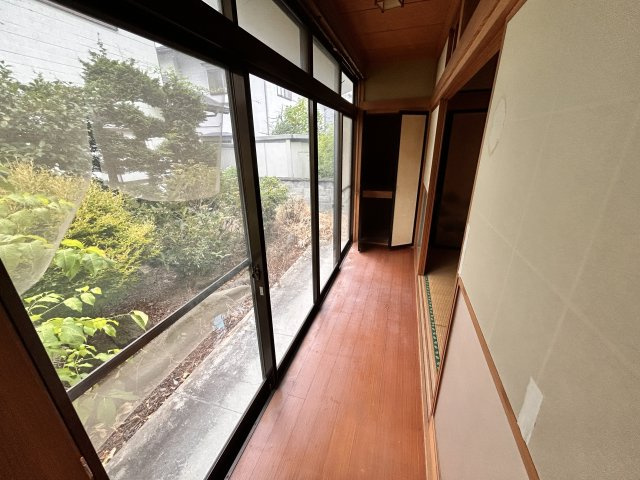 【その他】 | 【中古住宅】古川福沼 | 広い縁側と大きい窓で庭を見ながらゆっくりできます。
