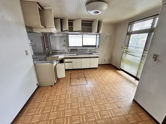 【キッチン】 | 【中古住宅】古川福沼 | キッチンスペースもテーブルを置いても十分な広さ。