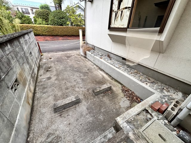 【その他】 | 【中古住宅】古川福沼 | 駐車場は1台のみ。