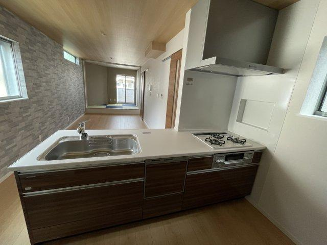 甲斐田新町　未入居一戸建てのキッチン|システムキッチン　食器洗い乾燥機付き
■物件内覧・資金計画相談・住宅ローン相談、リフォーム相談、お問合せ受付中■
※当日・翌日のご内覧、ご相談はお電話でのお問合せがスムーズです！