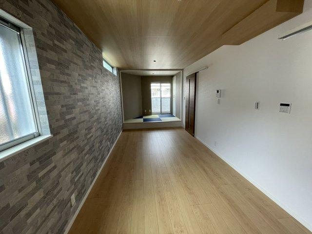 甲斐田新町　未入居一戸建ての居間・リビング|LDK16.4帖　２階リビング
■物件内覧・資金計画相談・住宅ローン相談、リフォーム相談、お問合せ受付中■
※当日・翌日のご内覧、ご相談はお電話でのお問合せがスムーズです！