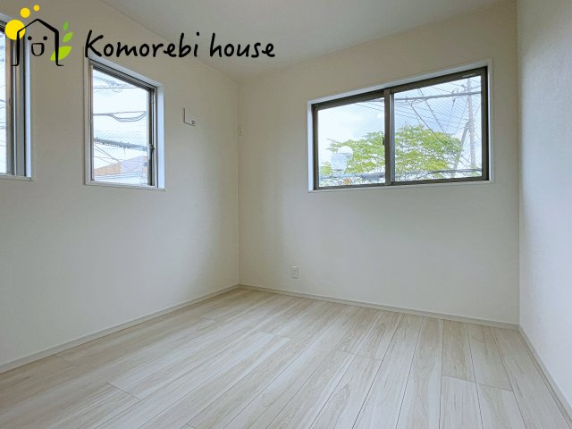 さいたま市西区三橋　1期　新築一戸建て　01の洋室|明るい光が差し込む洋室は、寝室・子ども部屋・ワークスペースなど多用途に使える自由度の高い空間。家具の配置もしやすく、暮らしに合わせて柔軟に活用できます。