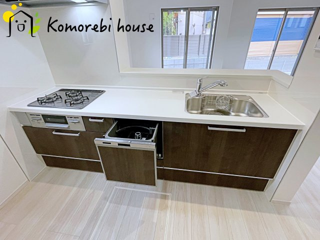 さいたま市西区三橋　1期　新築一戸建て　01のキッチン|食洗機や浄水器を備えた多機能キッチン。広がりある空間で、家族と会話を楽しみながら料理ができるカウンターキッチンです