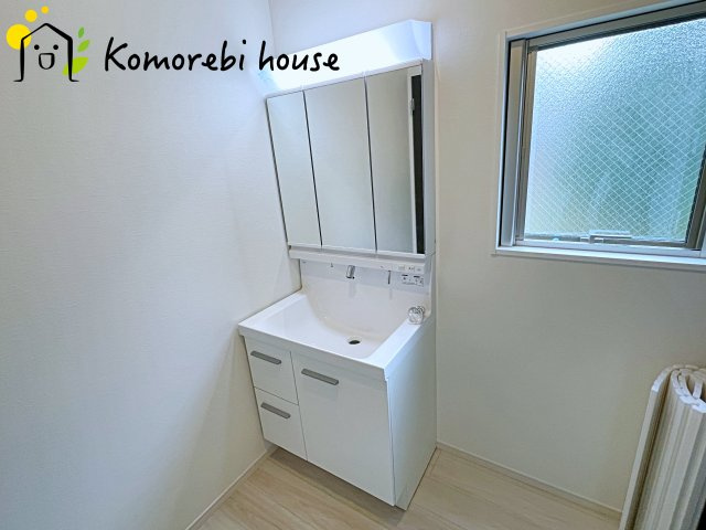 さいたま市西区三橋　1期　新築一戸建て　01の独立洗面台|白を基調とした清潔感のある洗面台。シンプルで上品なデザインが空間に明るさをプラスします。