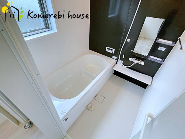 さいたま市西区三橋　1期　新築一戸建て　01の浴室|暖房・乾燥・換気が一体になった多機能浴室で、一年を通して快適に使えるのが魅力。冬は暖房であたたかく、雨の日は乾燥が洗濯物をしっかり乾かしてくれます。