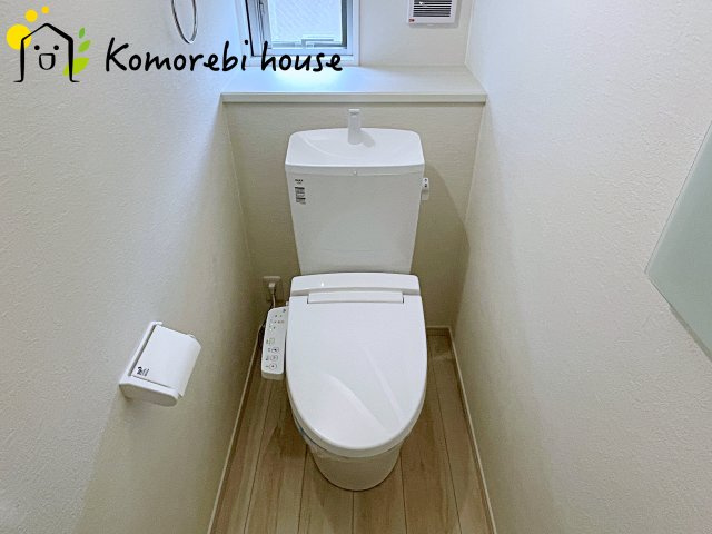 さいたま市西区三橋　1期　新築一戸建て　01のトイレ|温水洗浄機能（ウォシュレット）標準装備で、毎日のトイレ時間がより快適に。やさしい温水洗浄で清潔を保てるだけでなく、冬場のヒヤッと感を軽減する暖房便座も嬉しいポイント。