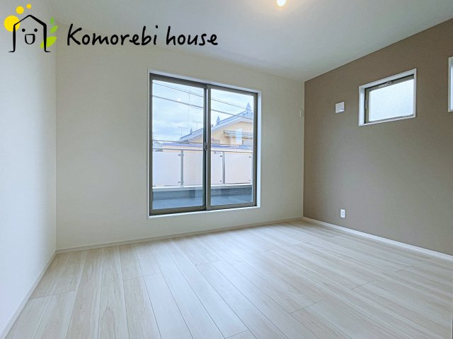 さいたま市西区三橋　1期　新築一戸建て　01の寝室|一日の疲れをゆっくり癒せる主寝室は、ベッドを置いてもゆとりある広さが魅力。収納完備で衣類もスッキリ収まり、静かで落ち着いた空間が快適な眠りをサポートします。
