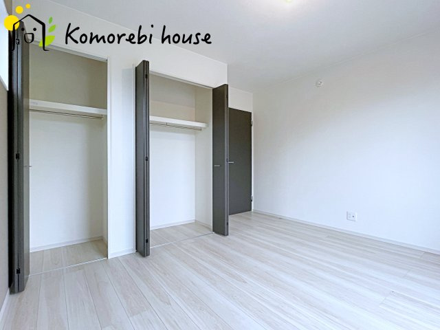 さいたま市西区三橋　1期　新築一戸建て　01の寝室|寝室にはゆとりのある広さがあり、大きめのベッドも余裕をもって配置できます。
実際に内覧いただければ、サイズ感もよりイメージしやすいと思います。採寸もその場でご協力いたしますので、ぜひお確かめください。