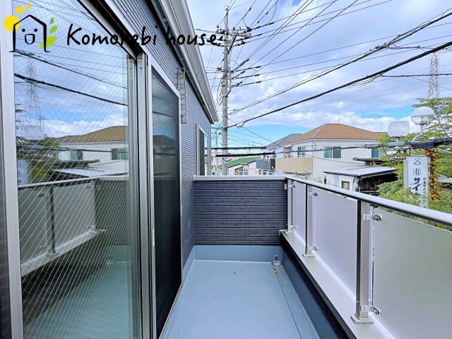 さいたま市西区三橋　1期　新築一戸建て　01のバルコニー|防水施工がしっかりと施されたバルコニーで、雨の日も安心。長く使える耐久性を備えたメンテナンスしやすい仕様です。