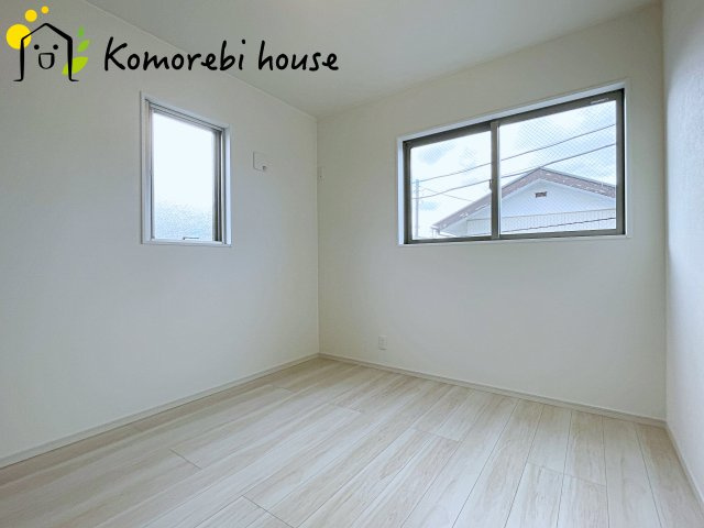 さいたま市西区三橋　1期　新築一戸建て　01の洋室|明るい光が差し込む洋室は、寝室・子ども部屋・ワークスペースなど多用途に使える自由度の高い空間。家具の配置もしやすく、暮らしに合わせて柔軟に活用できます。