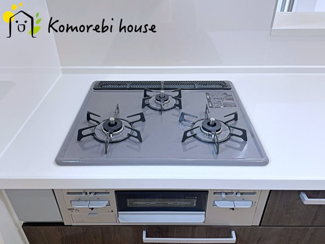 さいたま市西区三橋　1期　新築一戸建て　01のキッチン|同時調理が叶う3口コンロと便利なグリル付き。忙しい朝のお弁当作りも、夕食の複数メニューもスムーズにこなせる頼れる設備です。