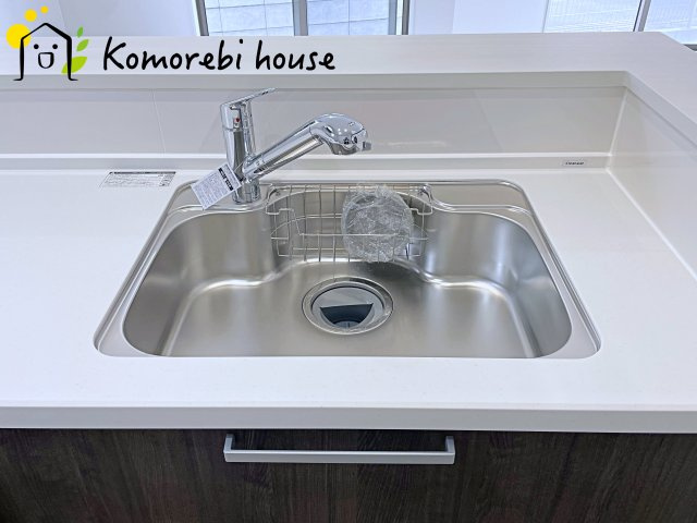 さいたま市西区三橋　1期　新築一戸建て　01のキッチン|浄水器一体型で、いつでも美味しいお水がそのまま使えるキッチンシンク。料理やコーヒーづくり、炊飯にも安心して利用でき、毎日の食卓が少し豊かに。