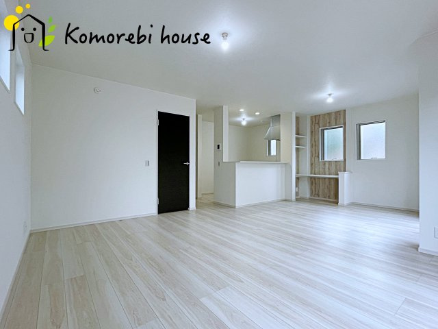 さいたま市西区三橋　1期　新築一戸建て　01の居間・リビング|横長LDKは家具配置も自由で開放感あり。家族のライフスタイルに合わせた快適な暮らしを叶えます。
