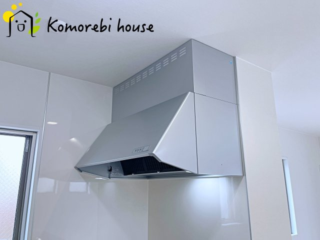 さいたま市西区三橋　1期　新築一戸建て　01のキッチン|吸引力の高いレンジフードが煙や匂いを素早く排出。揚げ物や炒め物も気兼ねなくでき、リビングに匂いを残しません。
