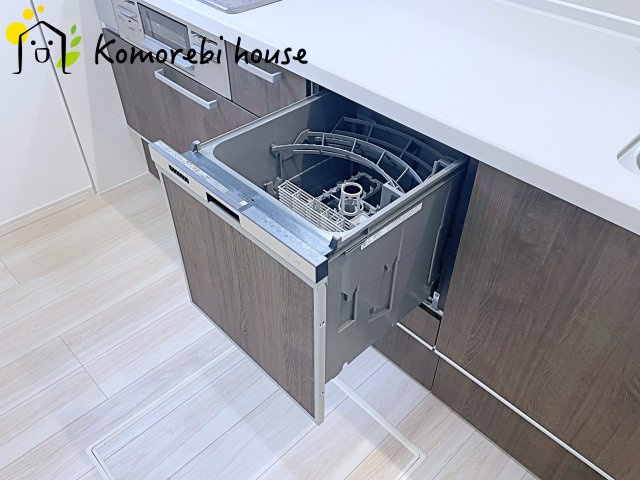 さいたま市西区三橋　1期　新築一戸建て　01のキッチン|忙しい毎日の食後も、食器洗いは食洗器におまかせ。家族が食事を楽しんでいる間に、洗浄・乾燥まで完了するから、片付けのストレスを減らしてリビングでの団らん時間をゆったり過ごせます。
