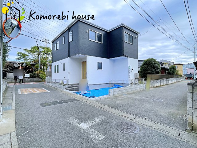 さいたま市西区三橋　1期　新築一戸建て　01の前面道路含む現地写真|前面道路は幅員ゆったりで車の出し入れもスムーズ。静かな住宅街に建つ新築戸建てです。