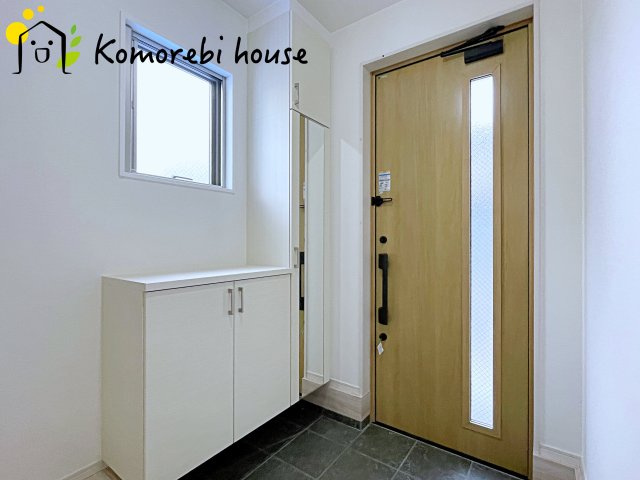 さいたま市西区三橋　1期　新築一戸建て　01の玄関|明るく使いやすい玄関で、家族の生活をスムーズに。収納や導線も配慮された万能空間です。