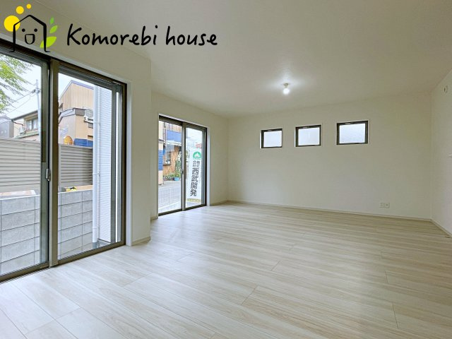さいたま市西区三橋　1期　新築一戸建て　01の居間・リビング|高性能窓と断熱材を採用したLDKで、冷暖房効率アップ。家族が集まる時間も快適に過ごせるリビングです。