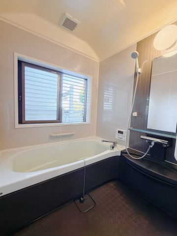【中古戸建】前橋市上小出町2丁目の浴室|■浴室｜ゆったり足を伸ばせるサイズの浴室(*＾＾*)　夜間のお洗濯や、雨の日のお洗濯に大活躍の浴室暖房乾燥機付き！お子さまとの入浴の際に嬉しいエコベンチ浴槽付きです♪