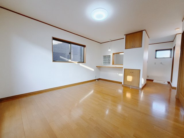 【中古戸建】前橋市上小出町2丁目の居間・リビング|■2階リビング｜陽当たり良好のリビングダイニング♪賃貸では叶わなかった、お友達とのホームパーティや大音量で映画やテレビを楽しむことができます(*^^*)