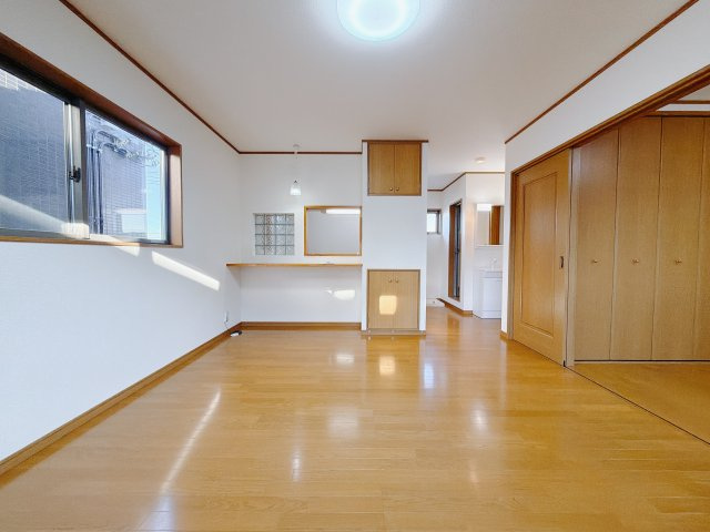 【中古戸建】前橋市上小出町2丁目の居間・リビング|■2階リビング｜落ち着きのある表情を見せるリビングダイニング。太陽の光がたっぷり差し込むリビングは、自然とご家族が集まる居心地の良い空間です。