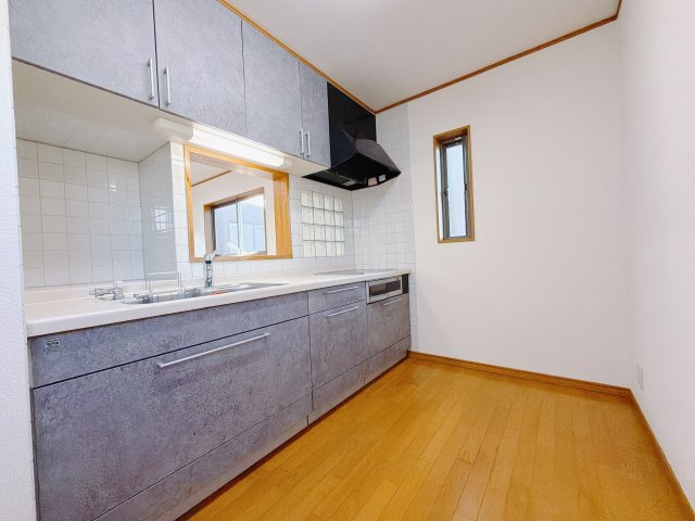 【中古戸建】前橋市上小出町2丁目のキッチン|■2階キッチン｜ワークトップの幅が広く、お子様といっしょにお料理をつくったり、ちょっとしたパーティーも楽しめます。フラットなのでお掃除がしやすいのもポイントです♪