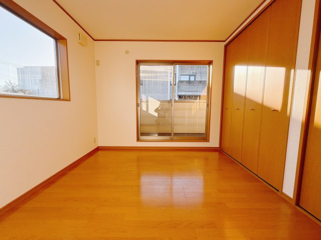 【中古戸建】前橋市上小出町2丁目の洋室|■2階洋室｜お子様の一人部屋にピッタリな洋室。木のぬくもりを感じるフローリングは、天然木の味わいが時とともに深みを増していきます。また、傷にも強く、フリーワックスでお手入れもラクラクです♪