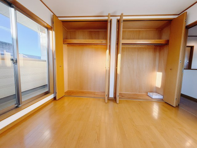 【中古戸建】前橋市上小出町2丁目の収納|■2階洋室｜お子様の一人部屋にピッタリな洋室。木のぬくもりを感じるフローリングは、天然木の味わいが時とともに深みを増していきます。また、傷にも強く、フリーワックスでお手入れもラクラクです♪
