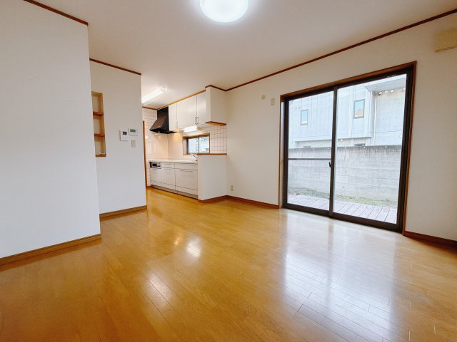 【中古戸建】前橋市上小出町2丁目の居間・リビング|■1階リビング｜窓から射し込む陽射しが縦横に広がり、あたたかな空間が形づくられています。ここはご家族の笑顔集まる憩いの空間です( ＾＾ )