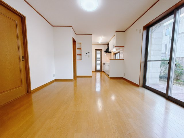 【中古戸建】前橋市上小出町2丁目の居間・リビング|■1階リビング｜窓がたくさんあるので換気もOKです＾＾
