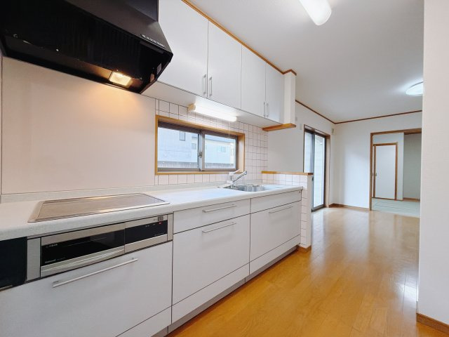 【中古戸建】前橋市上小出町2丁目のキッチン|■1階キッチン｜ワークトップの幅が広く、お子様といっしょにお料理をつくったり、ちょっとしたパーティーも楽しめます。フラットなのでお掃除がしやすいのもポイントです♪