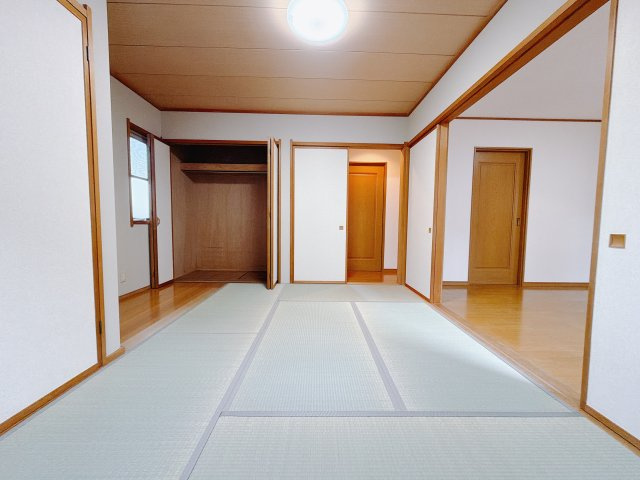 【中古戸建】前橋市上小出町2丁目の和室|■1階和室｜和室でしか味わえない畳ならではの香りや素材で和のやすらぎを感じてください♪休日はお子様とお昼寝するのにも最適です！