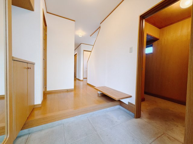 【中古戸建】前橋市上小出町2丁目の玄関|■玄関｜毎日の「いってらっしゃい」や「お帰りなさい」を大切なご家族と過ごす玄関は〈使いやすさ〉を追求しております。玄関横の物入は急な来客時でもさっとお片付けできるスペースを確保しています。