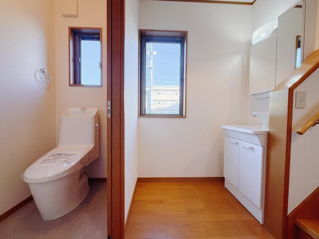 【中古戸建】前橋市上小出町2丁目の独立洗面台|■洗面室｜大きな鏡で朝の身支度もラクラク♪毎日の忙しい準備が楽しくなる洗面所です(^^♪
