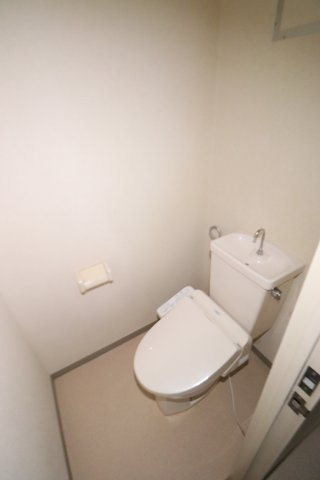 マンションセラヴィのトイレ|同間取り別部屋の参考写真です。