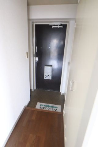 マンションセラヴィの玄関|同間取り別部屋の参考写真です。