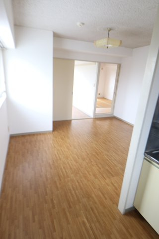 マンションセラヴィの居間・リビング|同間取り別部屋の参考写真です。