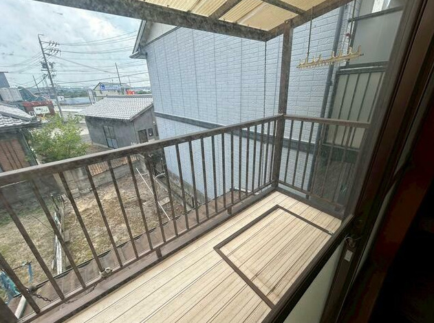 岩崎町　住居付倉庫のバルコニー