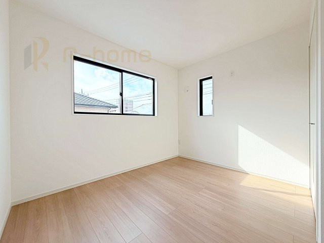 那珂市菅谷11期　新築戸建て　1号棟の洋室|2面窓の風通しの良い洋室です♪差し込む暖かな陽当たりで、室内がくつろげる空間に早変わりです♪