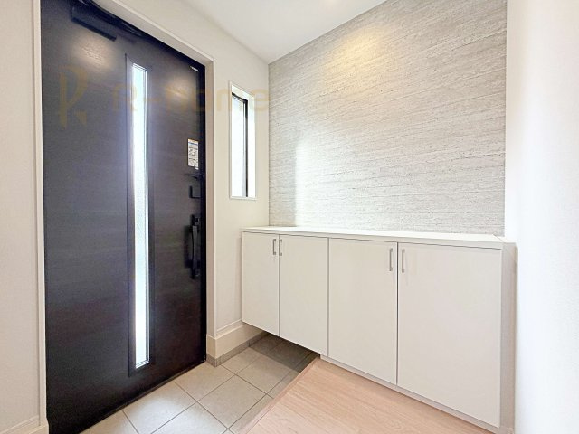 那珂市菅谷11期　新築戸建て　1号棟の玄関|気持ちよくご家族やゲストを送迎できる穏やかな雰囲気の玄関♪大きな下駄箱で玄関廻りスッキリ♪