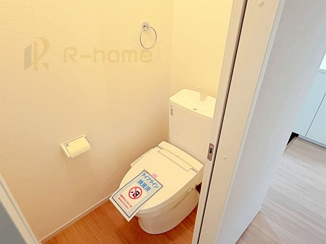 那珂市菅谷11期　新築戸建て　1号棟のトイレ|温水洗浄便座付きのトイレ。
トイレが２ヵ所設置で朝の忙しい時間でも安心です。
