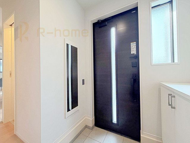 那珂市菅谷11期　新築戸建て　1号棟の玄関|小窓から明るい日差しが差し込む玄関！嬉しいミラー付きでお出かけ準備ラクラク♪