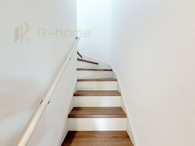 那珂市菅谷11期　新築戸建て　1号棟の内装|手すりのついた階段！小さなお子様の利用も一安心です♪