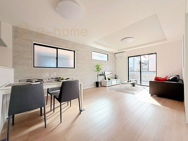 那珂市菅谷11期　新築戸建て　1号棟の居間・リビング|たっぷりの陽光が注ぎ込む明るいリビング♪隣接の洋室を開放すると更なる大空間に変身♪