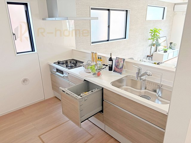 那珂市菅谷11期　新築戸建て　1号棟のキッチン|料理をしながら家族とコミュニケーションが取れる対面式システムキッチン。便利なビルトイン食洗機付き！