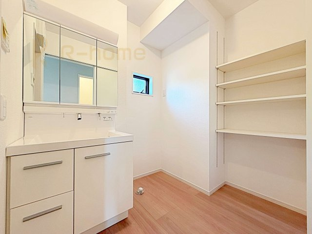 那珂市菅谷11期　新築戸建て　1号棟の洗面所|清潔感溢れる洗面台は嬉しい三面鏡。タオルや衣類の収納に便利な可動棚付き！